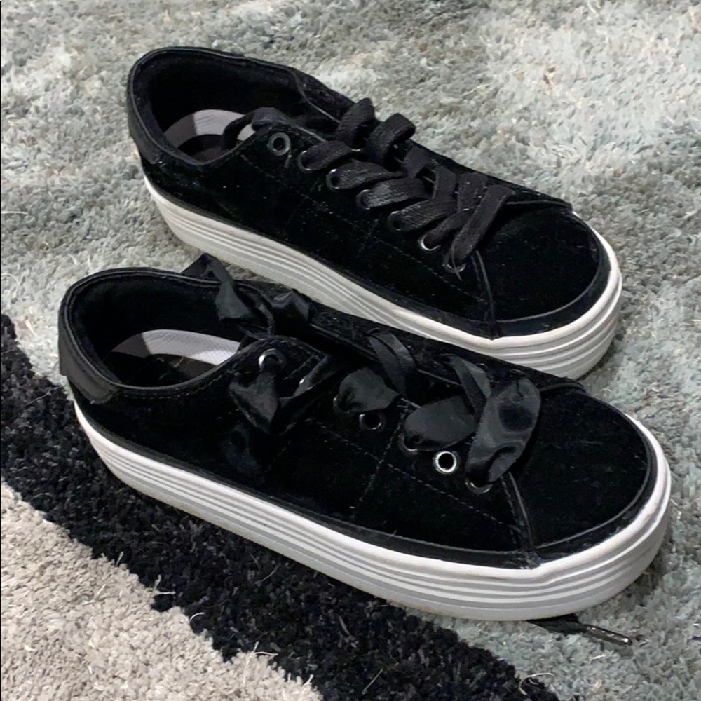 Platform black guess shoes (velvet/Swede)